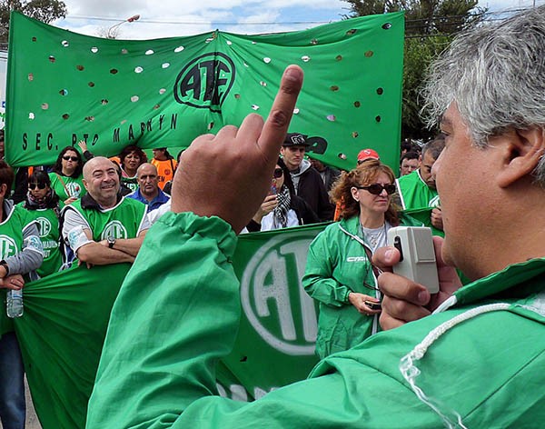 La manifestación que se dio por parte del gremio de los estatales en el día de ayer en las calles de Rawson.