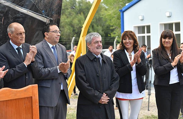 El gobernador junto al intendente Maderna en la inauguración del ciclo escolar en Trelew.