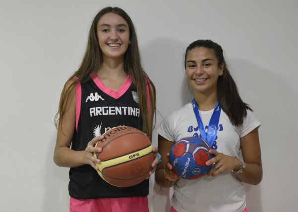 Martina con la de básquet, Agustina con la de handball. Son hermanas y representan a la Selección Argentina.
