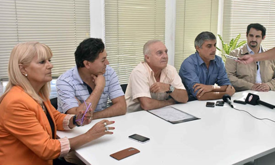 En conjunto. La empresa y el municipio erradican las ocupaciones.