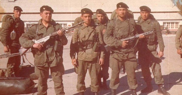 José Ortega del Regimiento de Sarmiento en Chubut,  junto a su regimiento al partir rumbo a Islas Malvinas. 