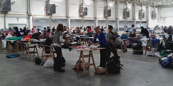 Donaciones. Una postal del Predio Ferial de Comodoro, ordenando las donaciones de toda la provincia.
