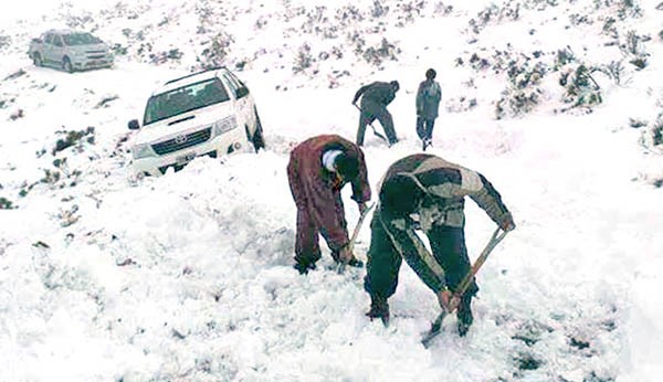 Nieve. Los operarios palean para tratar de despejar el camino.