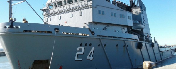 Islas Malvinas. Así se llama la embarcación que tiene su apostadero en Ushuaia y que amarró en la ciudad petrolera cargada de elementos de auxilio para una crisis histórica. 