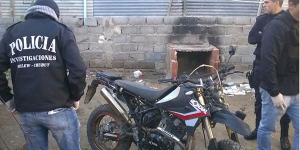 Moto. En uno de los patios la Policía descubrió más productos del accionar delictivo en Puerto Madryn.