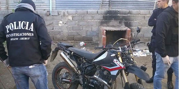 Moto. En uno de los patios la Policía descubrió más productos del accionar delictivo en Puerto Madryn.
