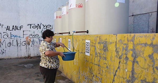 Vecina. Una trelewense junta agua para al menos poder mantener la higiene cotidiana mínima. 