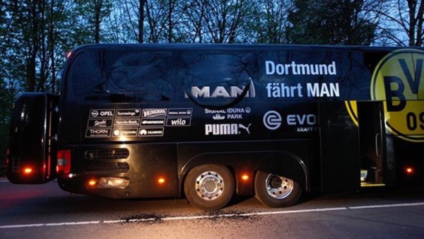 Así quedó el ómnibus del Borussia Dortmund tras las explosiones cuando iba al estadio para jugar ante Mónaco.