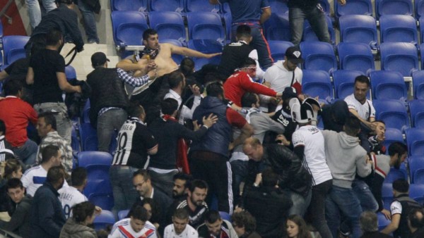 ncidentes violentos retrasan el Olympique Lyon-Besiktas.