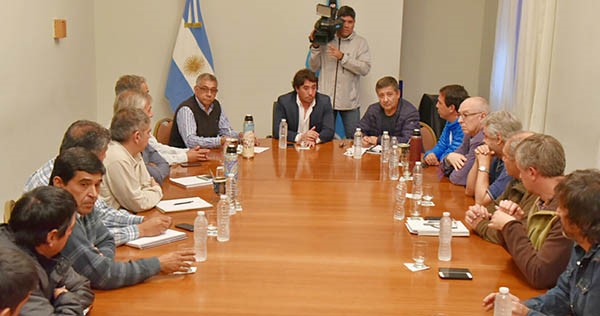 Cumbre. Los funcionarios buscan alternativas para que los vecinos puedan aliviar un poco su situación. 