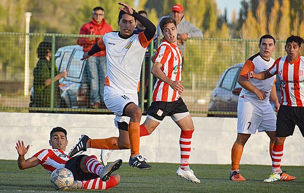 Martín Cheuquepal, autor del segundo gol de Mar-Che, esquiva la presión de Marcos Rivadeneira. El "Naranja" logró un triunfo único.