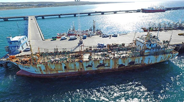 En abril de 2015, el buque chino fue capturado por la Prefectura Naval por haber pescado más de 600 toneladas de calamar en la Zona Económica Exclusiva Argentina.