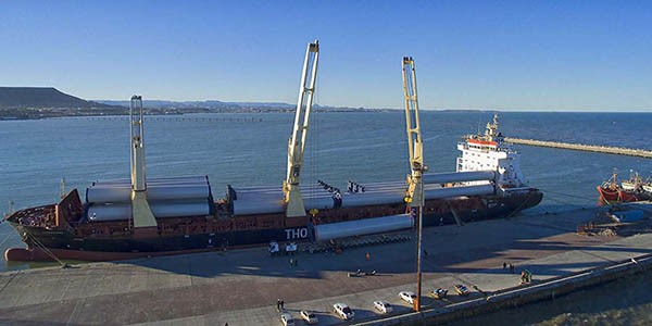 Las torres de los aerogeneradores fueron depositadas en la Plazoleta fiscal del puerto de comodoro.