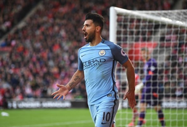 Manchester City goleó 3 a 0 al Southampton con un gol del "Kun" y sigue a 11 puntos del Chelsea.