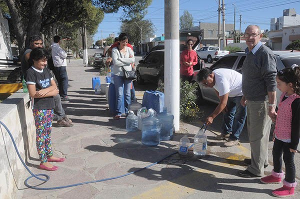 Sedientos. Los madrynenses fueron hasta la sede de la empresa de servicios para buscar algo de líquido. 