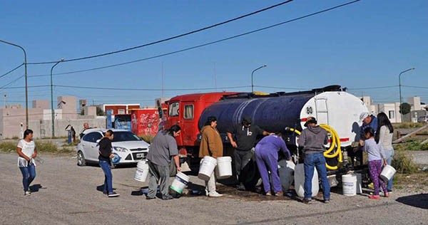 Capitalinos. Los vecinos de Rawson también sufren la crisis hídrica y dependen de los camiones oficiales. 