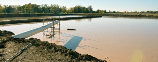 Decantando. Una postal de los piletones excavados de urgencia para poder sacarle la turbiedad al río Chubut y lograr que el agua pueda ser potabilizada para la coyuntura. 