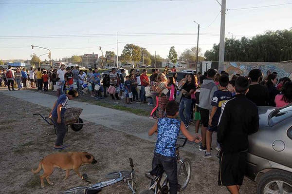 Cola. Una postal que se inició el lunes y que se repitió ayer en la ciudad del Golfo, en emergencia hídrica. 
