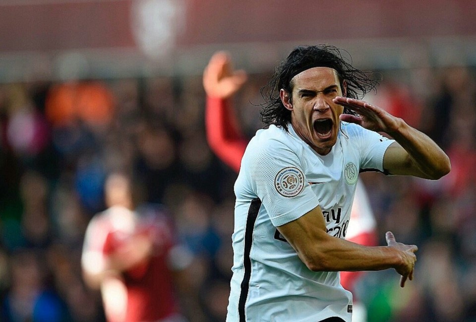 El delantero uruguayo Cavani anotó el primero de los tres goles en el triunfo del PSG.