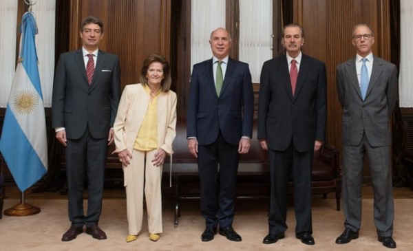 Rosatti (izq), Elena Highton de Nolasco y Rosenkranz (a la extrema derecha) siguen recibiendo críticas y cuestionamientos desde todos los sectores.