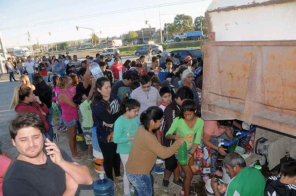 Botellas. Los vecinos del Golfo al menos no pagarán parte de la factura ya que no recibieron el servicio. 