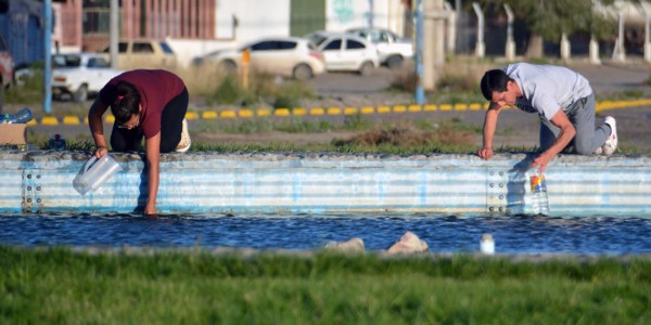 De donde sea. La fuente cercana al barrio Codepro también fue visitada por los vecinos en busca de agua. 
