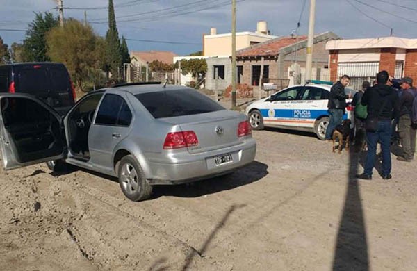 El procedimiento policial sucedió tras un asalto en el que le robaron el auto a un vecino en Trelew.