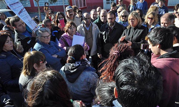Rodeada. La jefa comunal dio las explicaciones que pudo pero los vecinos no quedaron conformes ni con ella ni con la empresa de servicios. 