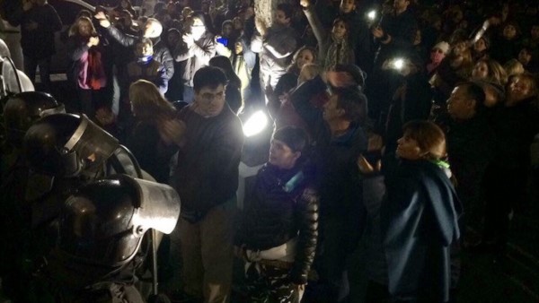 Alicia Kirchner y su cuñada Cristina Fernández atrincheradas ante una masiva protesta.