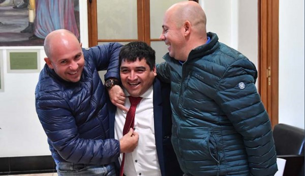 Gigantes. Los hermanos Sastre se divierten con “Chito” Alarcón. 