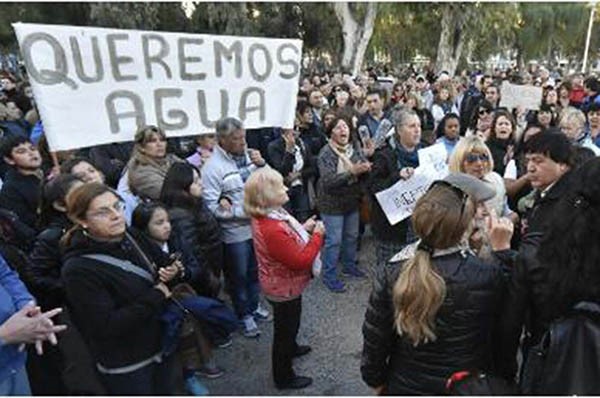 Manifestación. Los vecinos se quejaron y ahora recibirán una nota de crédito para compensar los días.