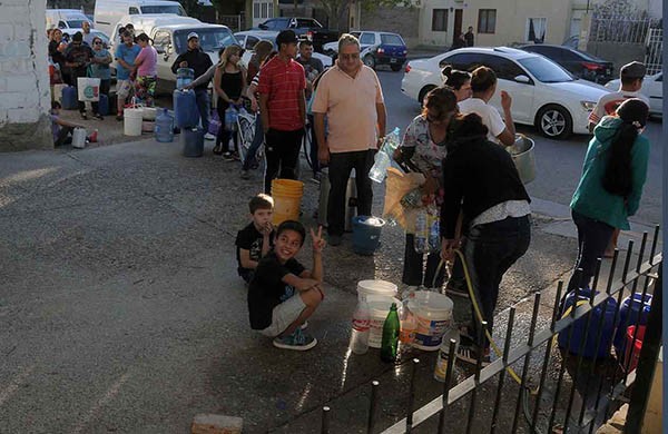 Fila. Una de las postales de la semana que pasó, con los madrynenses buscando agua en donde fuera. 