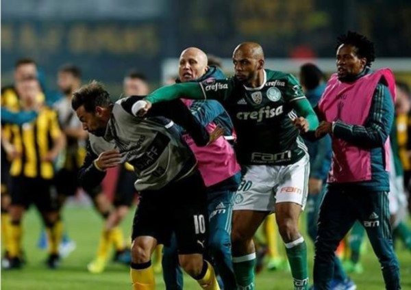 La trompada de Felipe Melo a Mier, en medio del bochorno entre Peñarol y Palmeiras.