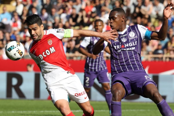 Con un Mbappé imparable, Monaco venció 3-1 al Toulouse y sigue arriba en la Ligue 1.