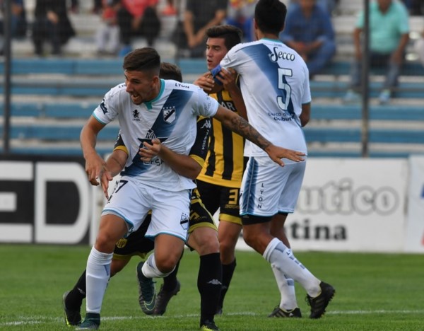 Bauman es tomado en el ingreso al área. Un penal que no cobró Sosa.