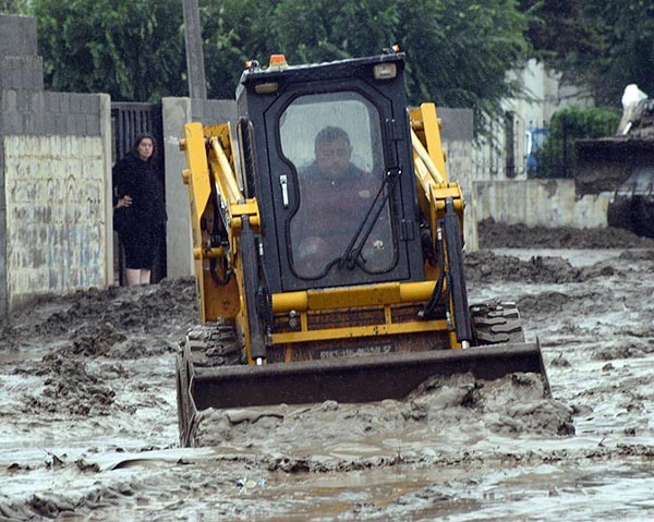 Daños. En la ciudad petrolera, el municipio y Provincia siguen trabajando para la reconstrucción. 