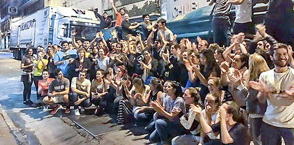 Aplausos. Los jóvenes que dieron una mano en la Casa del Chubut en Capital Federal y que festejaron el haber completado varios camiones. 