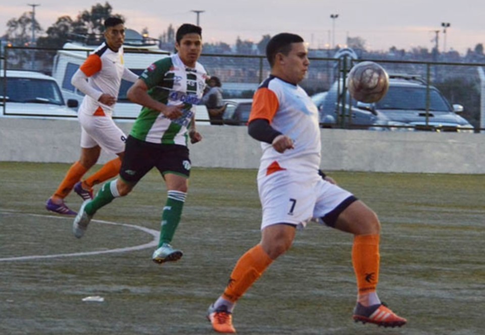 Franco Farías domina la pelota en la mitad de la cancha. Mar-Che y Germinal deberán esperar una resolución.