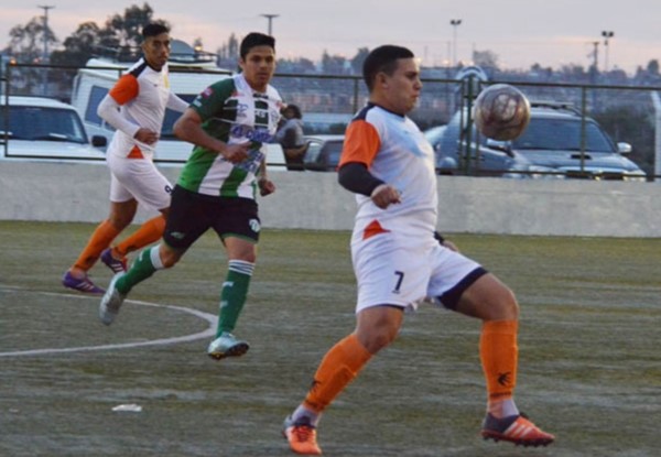Franco Farías domina la pelota en la mitad de la cancha. Mar-Che y Germinal deberán esperar una resolución.