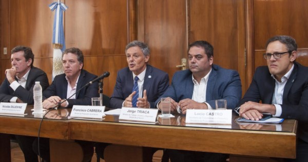 El Gobierno firmó un compromiso con la industria textil, indumentaria y del calzado, en el marco de los acuerdos que está llevando adelante con el objetivo de crear empleos de calidad y mejorar la com