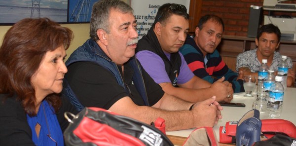 Héctor González, secretario regional de Luz y Fuerza, se comprometió a brindar apoyo para la construcción del gimnasio de “Los Guerreros”.