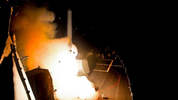 Un misil Tomahawk despega hacia su blanco en Siria. Este es la primera orden de Donald Trump como presidente en un ataque militar.
