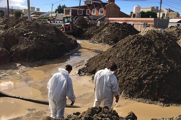 Reparaciones. El personal sigue intentando que los servicios públicos se restablezcan en el sur petrolero.