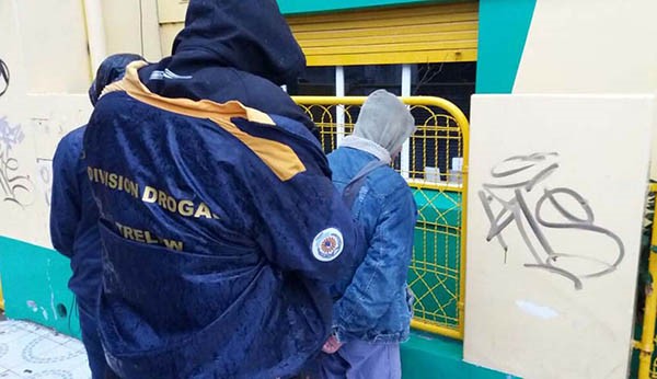 El sujeto fue aprehendido en el Pasaje Jujuy e Italia con estupefacientes.
