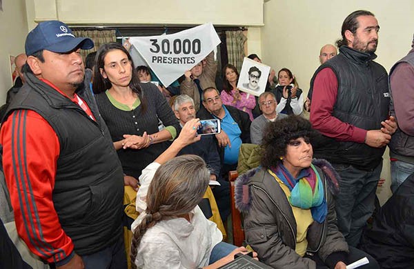 El público enardecido por la falta de rectificación de Junyent. 