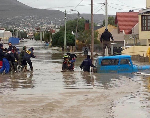 Rescates. Policías, vecinos y funcionarios sacan a más gente afectada por tanta agua en el sur provincial.