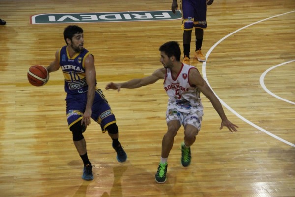 Etchepare anotó 17 puntos para Atenas que no pudo con Rocamora. (Foto: Prensa Atenas).