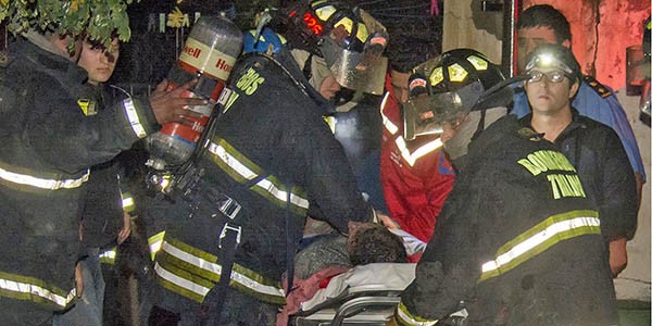 Momento en que la víctima del incendio es trasladada en una ambulancia al hospital  Zonal trelewense.