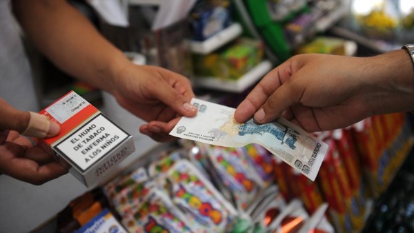De esta manera, el Marlboro en versión KS (común) pasará de 49 pesos a 51 pesos por paquete y el box de 50 pesos a 52 pesos.