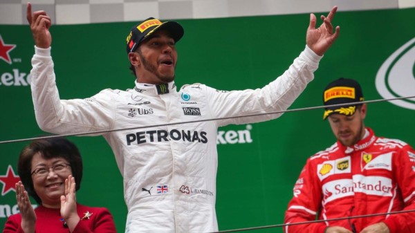 Hamilton consiguió 54º triunfo en el circuito de Shanghai y logro ascender a lo más alto del Mundial.